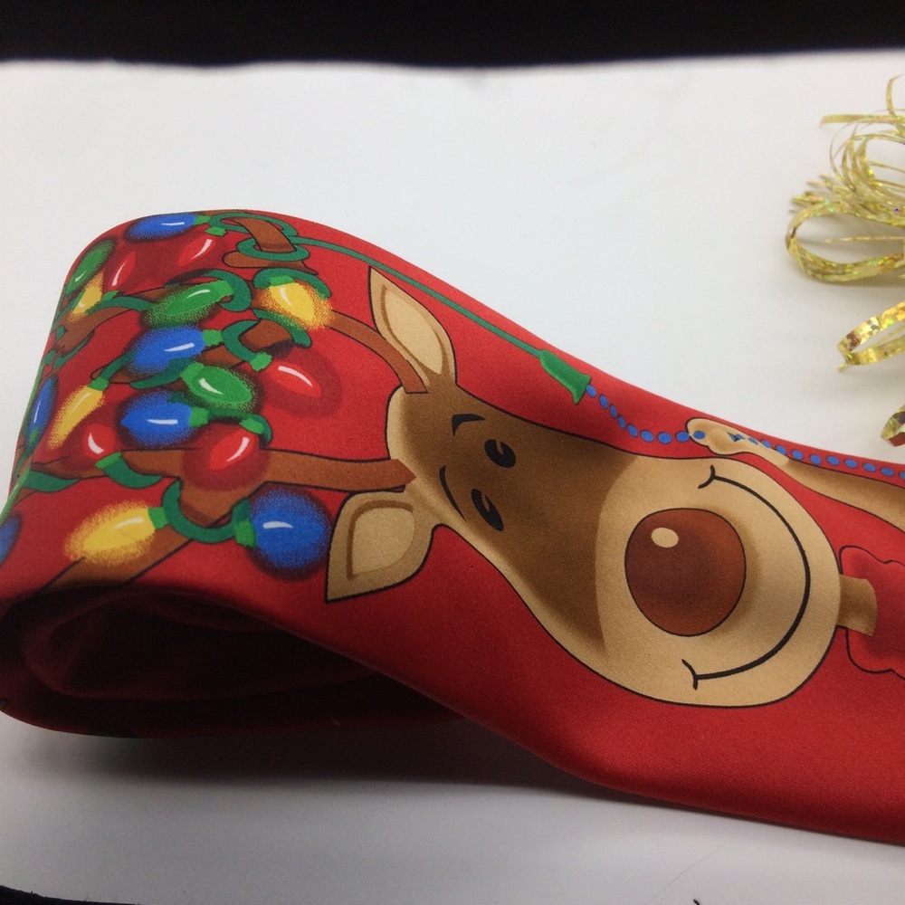 🌲🌲EUC Hallmark Christmas reindeer and lights tie